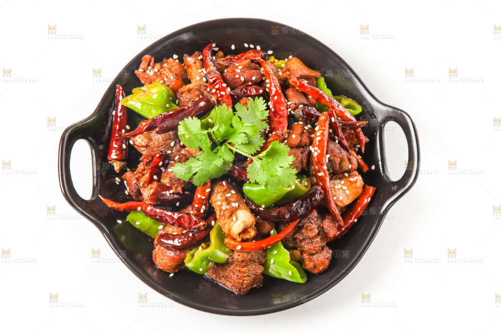 碗里装着香辣鸡煲