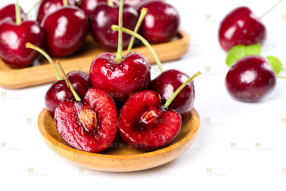 白底上的新鲜车厘子