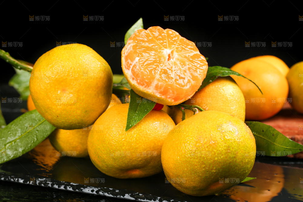 黑底上一堆新鲜皇帝柑