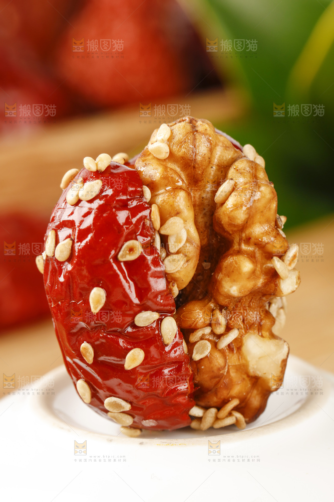 木板上放着枣夹核桃仁