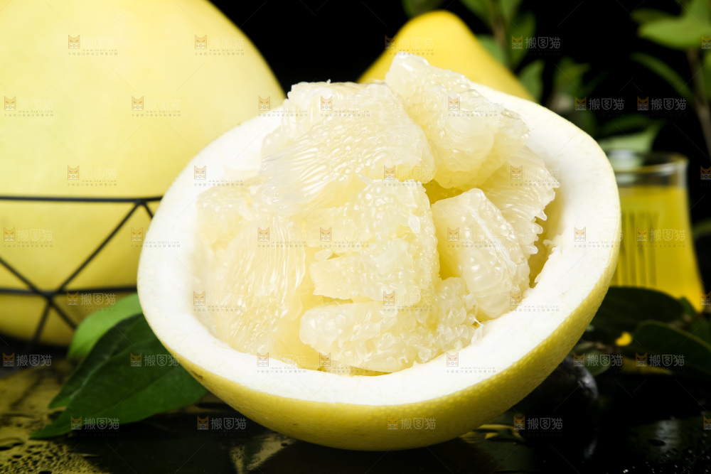 黑石板上放着白肉柚子