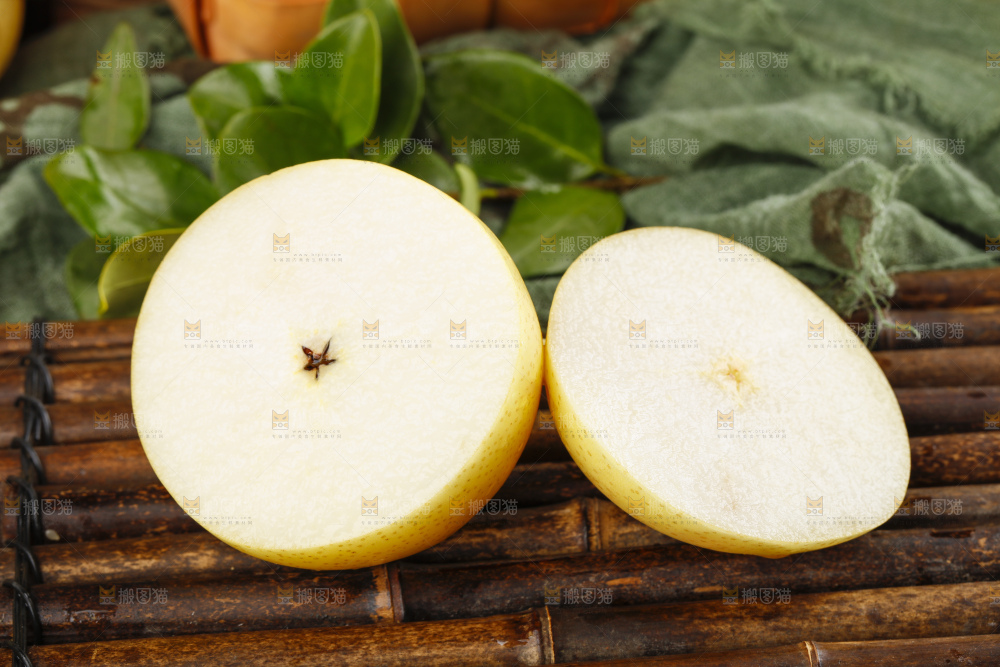 竹底上放着河北皇冠梨