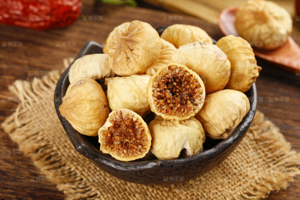 盘子里的新疆无花果干