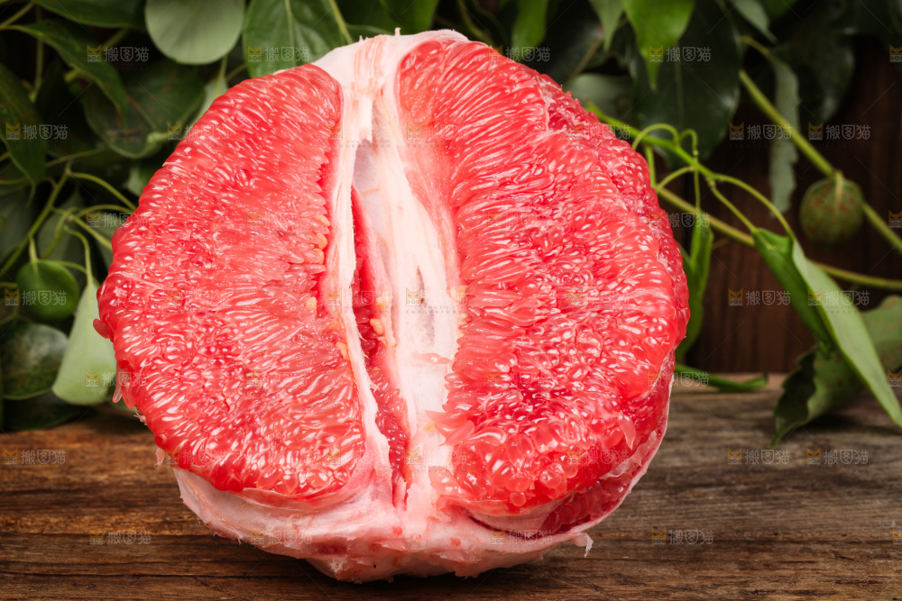 木板上的红柚果肉