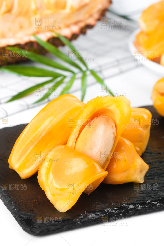 黑石板上的越南红心菠萝蜜