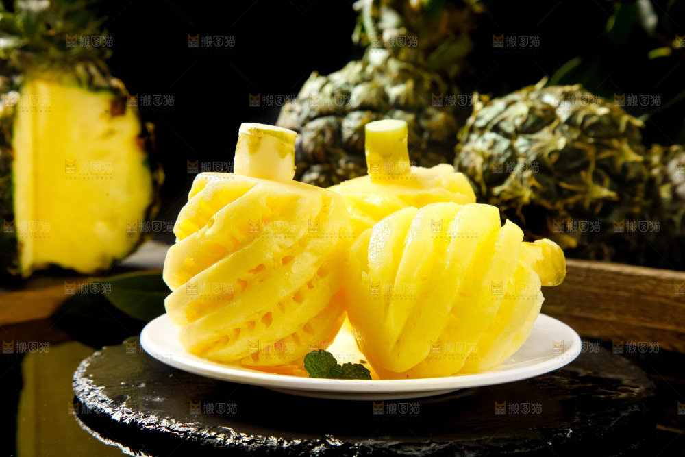 盘子里的新鲜小菠萝