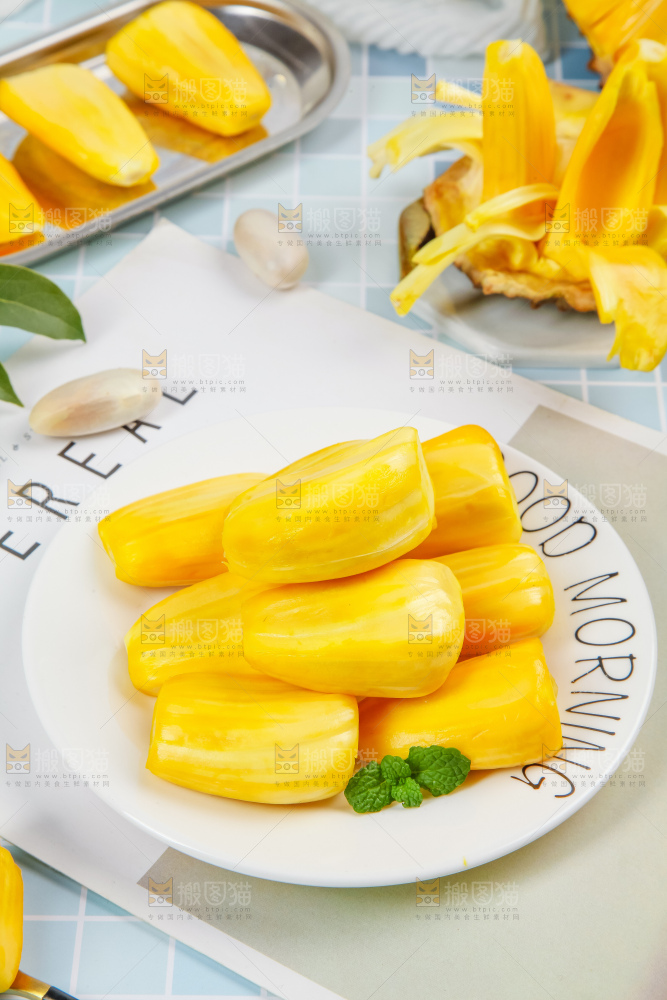 盘子里装着黄心菠萝蜜