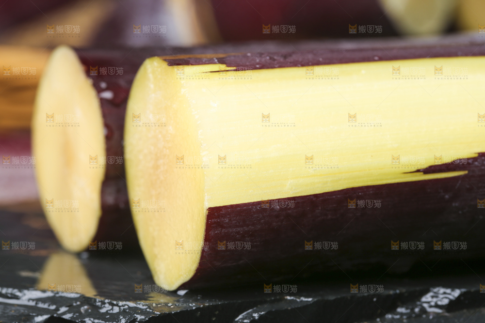 石板上放着广西黑皮甘蔗