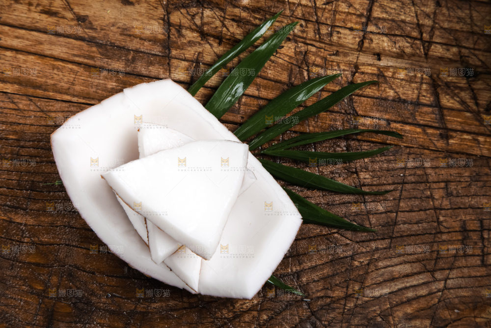 木底上放着泰国椰子