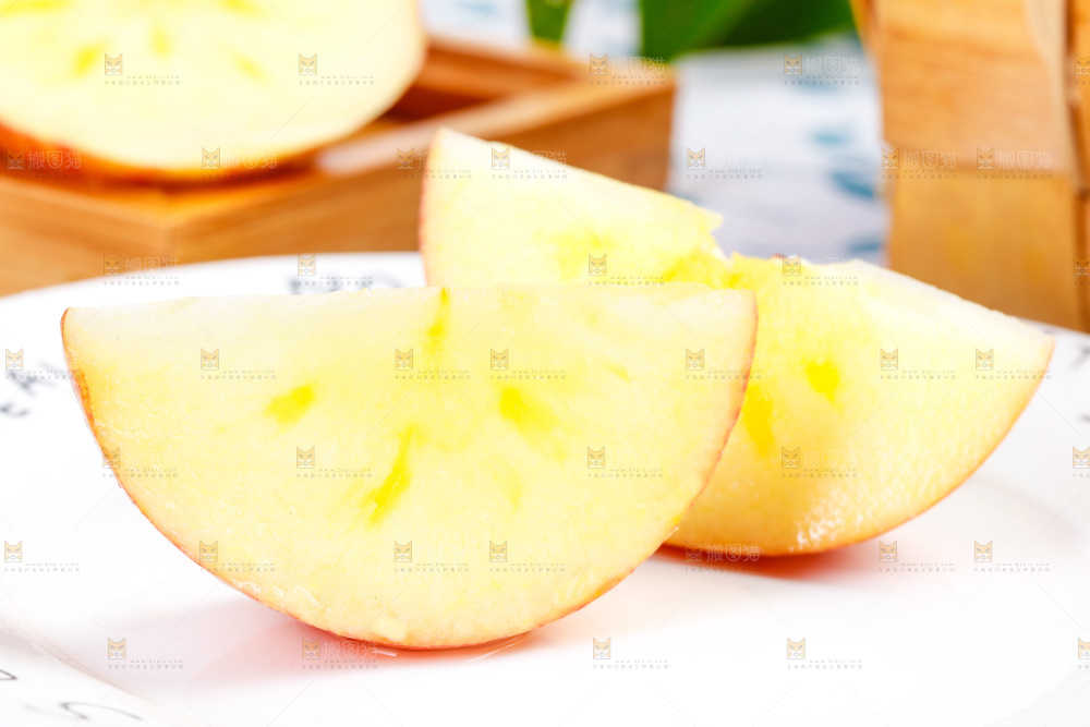 盘子里的冰糖心苹果