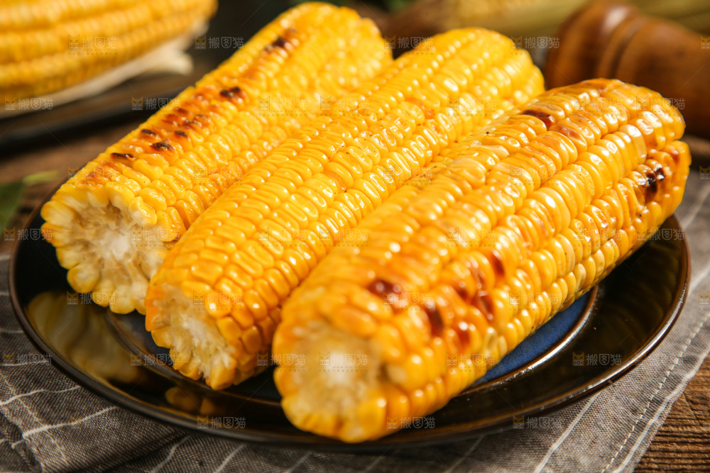 盘子里装烤玉米