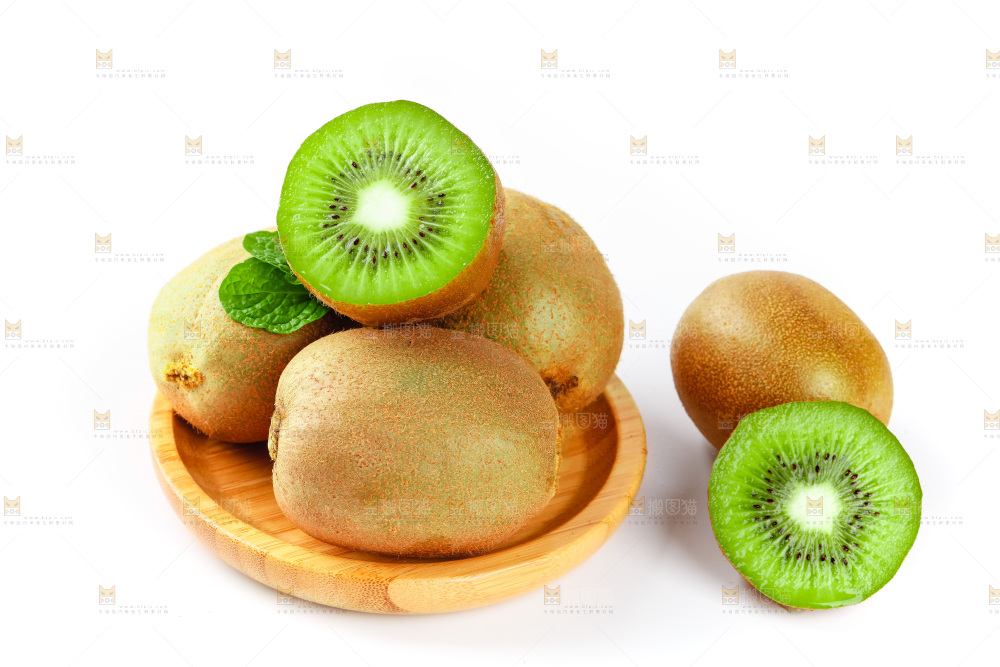 盘子里装翠香绿心猕猴桃