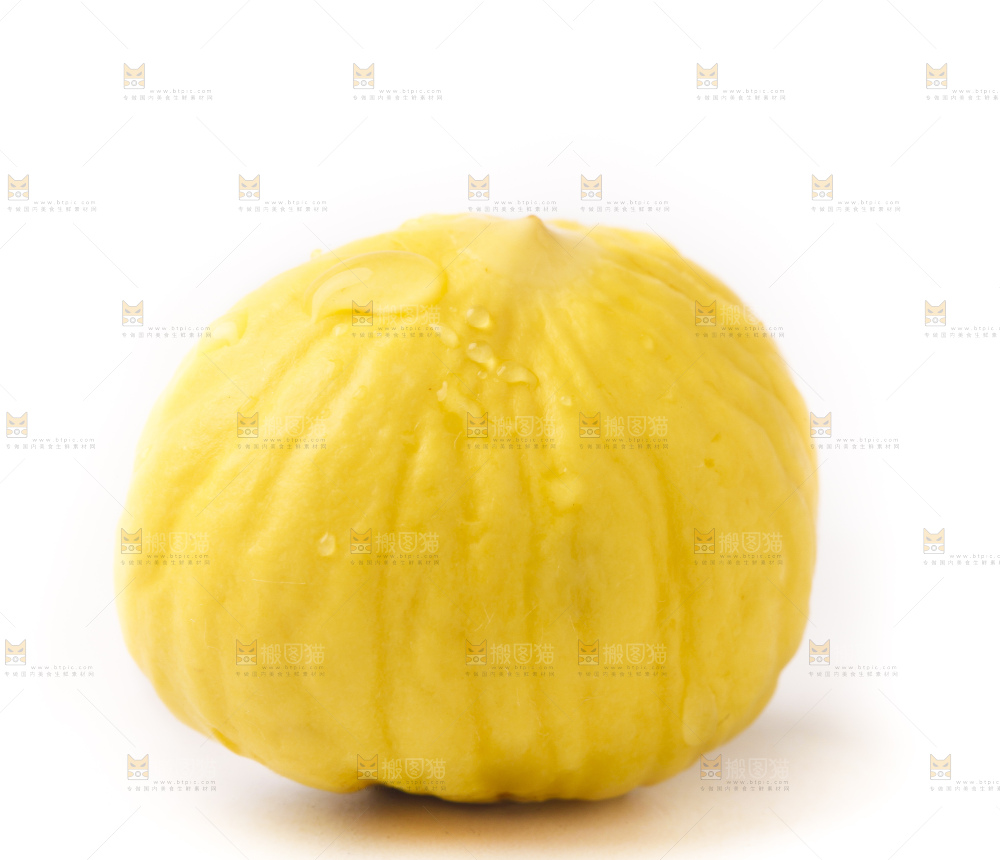 白底上的新鲜板栗