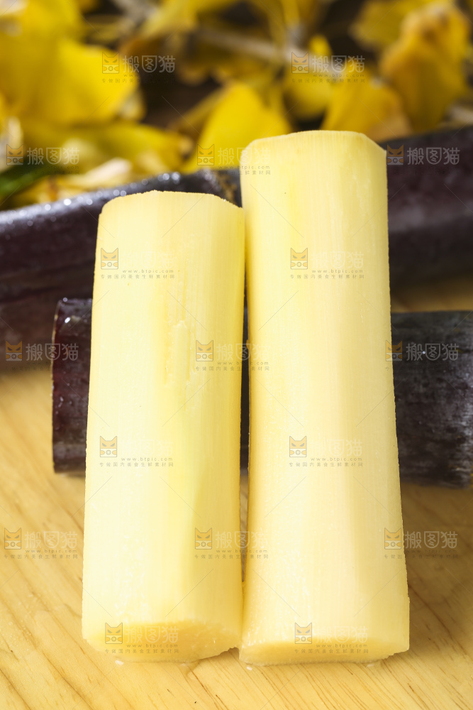 木板上放着黑皮甘蔗