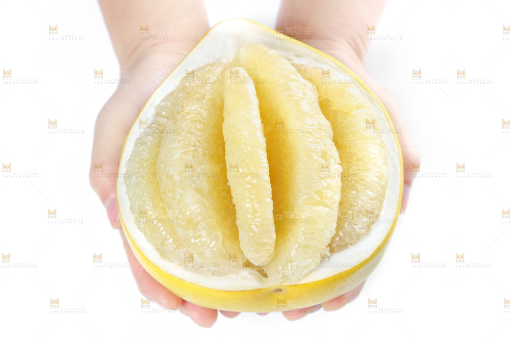 手里拿着白心蜜柚