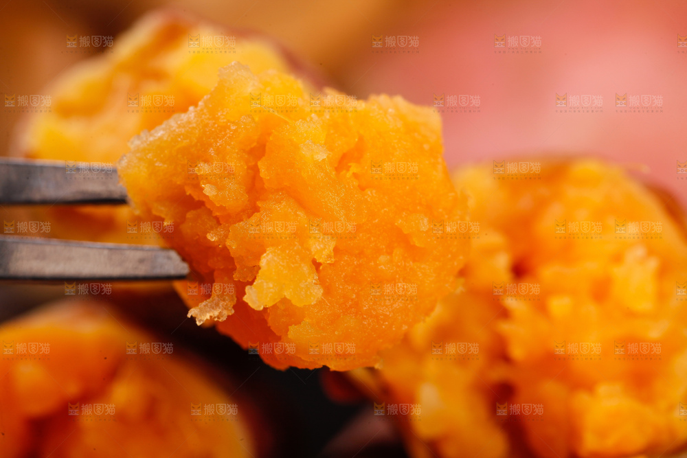 叉子上叉着蜜薯