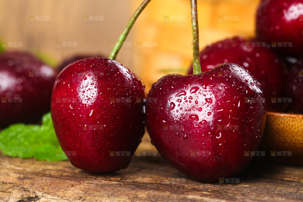 盘子里装着美国车厘子