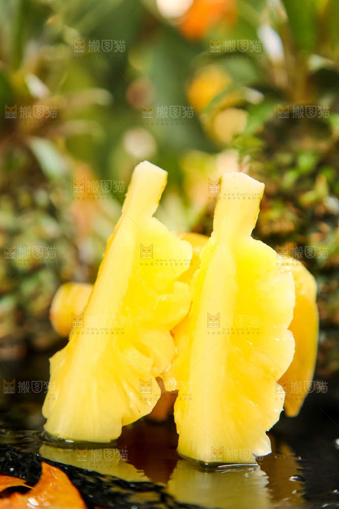 黑石板上的新鲜小菠萝