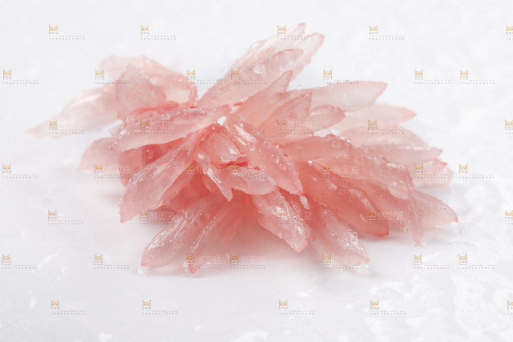 白底上放着红柚果肉