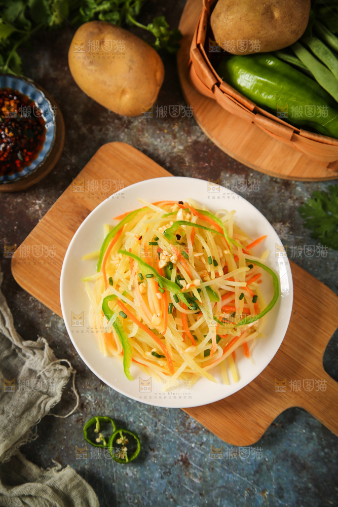 盘子里装着炒土豆丝