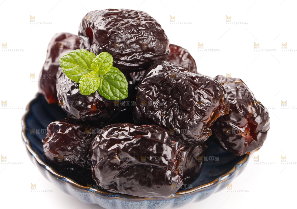 盘子里装着蜜枣