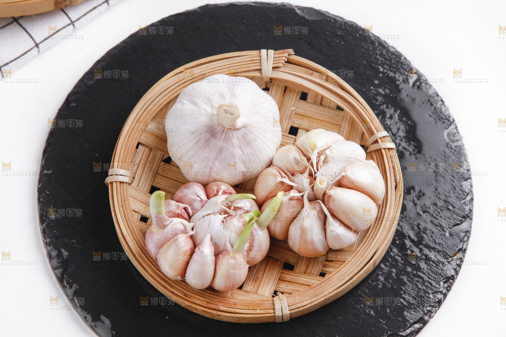 黑石板上放着一盘大蒜