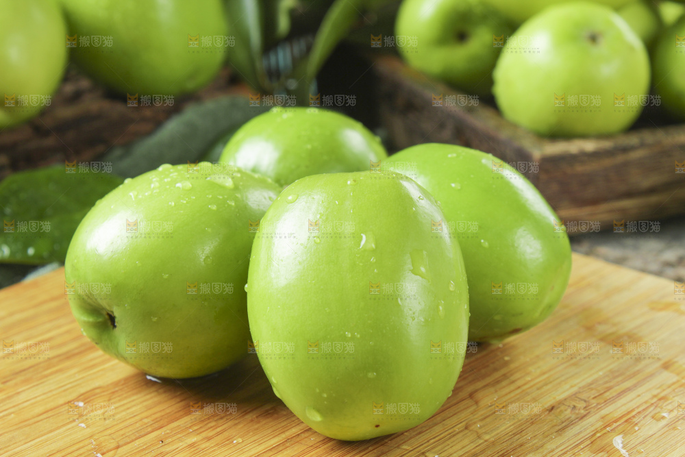 木板上放着云南牛奶大青枣