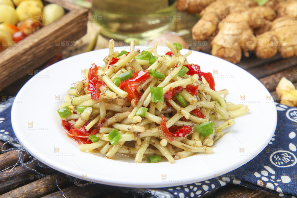 盘子里装着炒鱼腥草