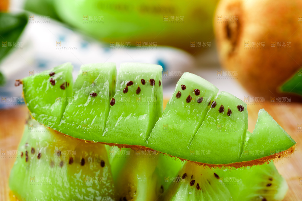 木底上的周至绿心猕猴桃