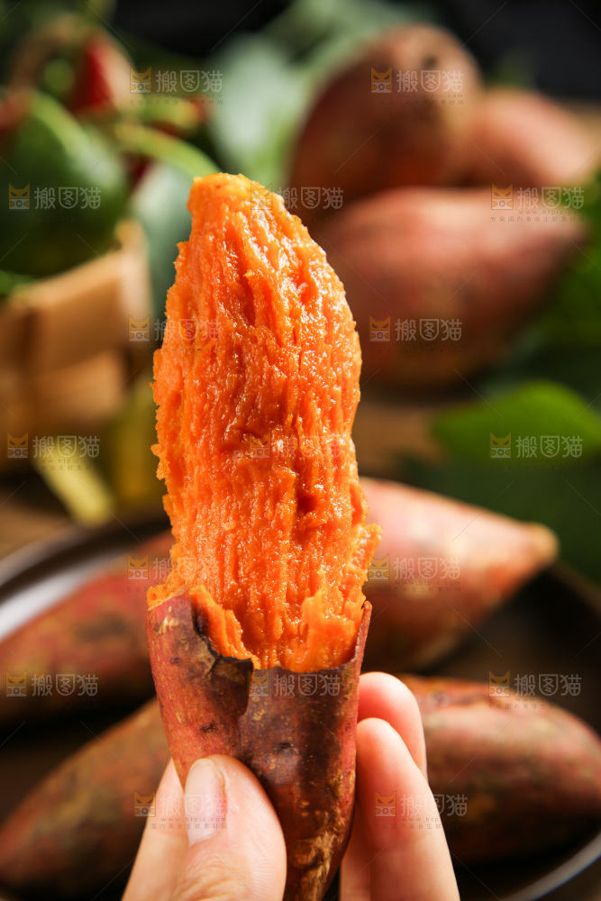 深底上放着烤红薯