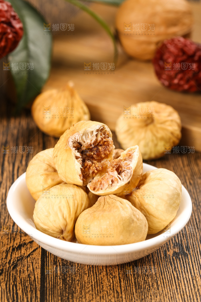 碟子里装着干无花果