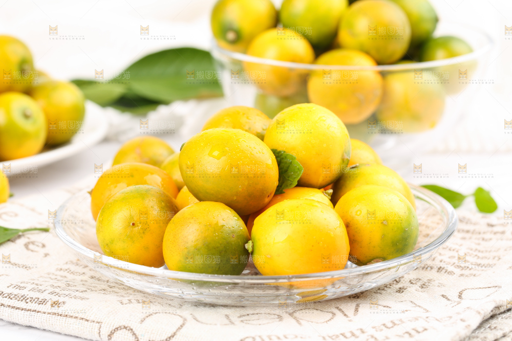 盘子里的小金桔