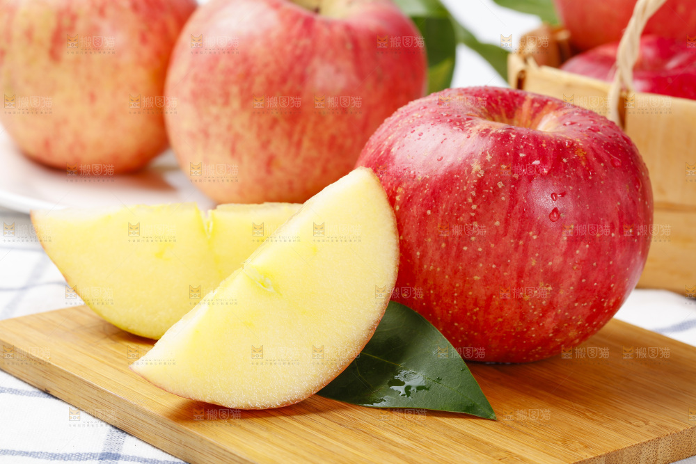 木板上的红富士苹果