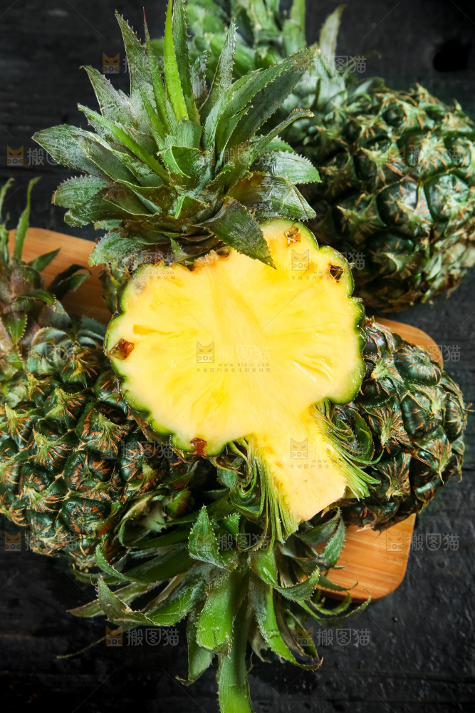 木底上的泰国小菠萝