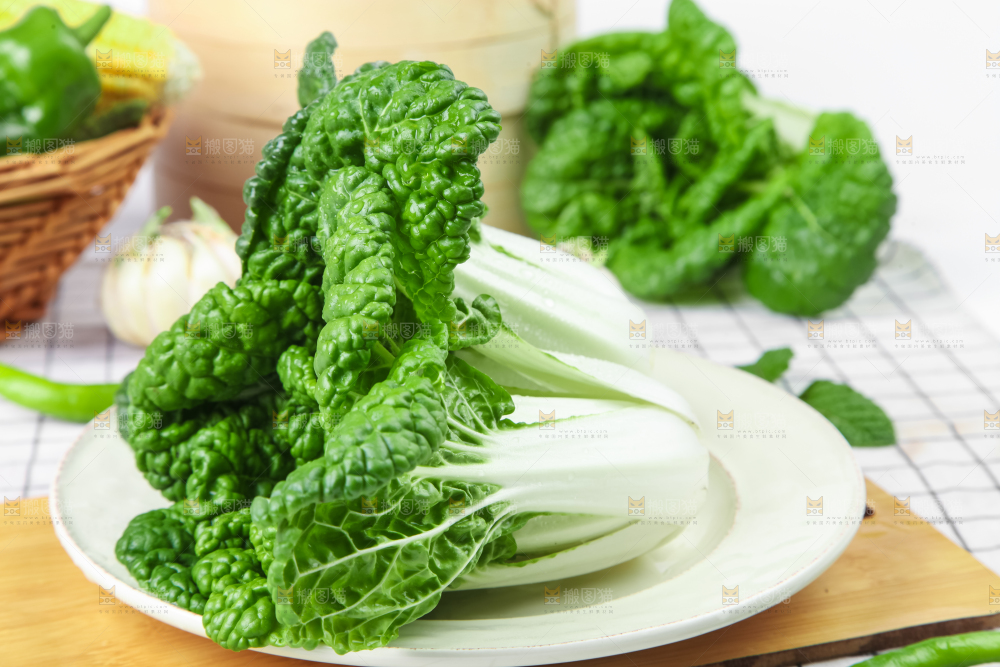 木板上的奶油白菜