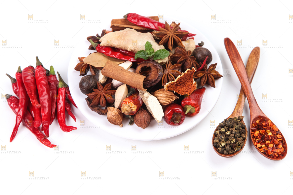 白底上放着香料组合