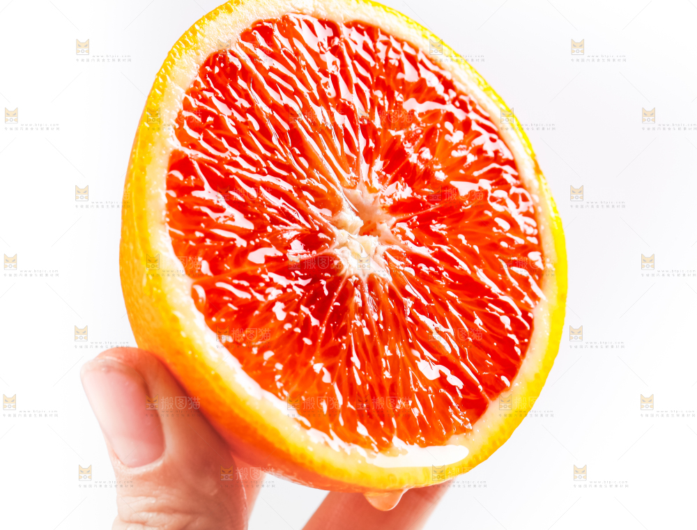 手里拿着新鲜橙子
