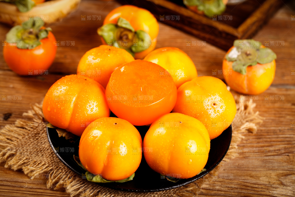 盘子里装着大柿子