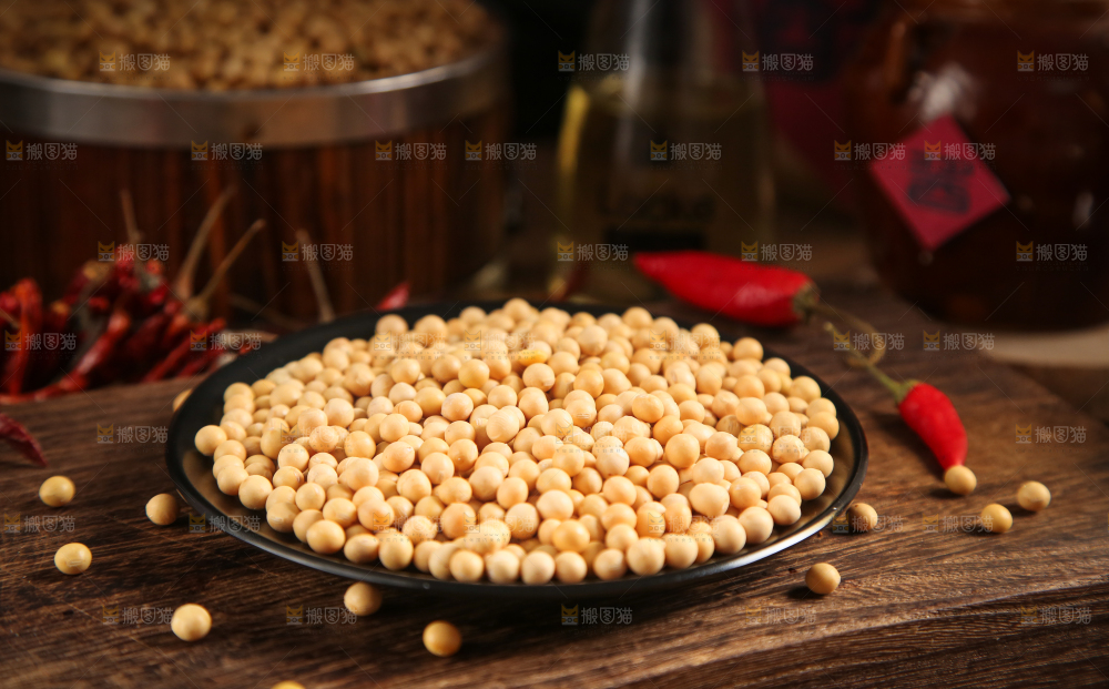 盘里装着黄豆