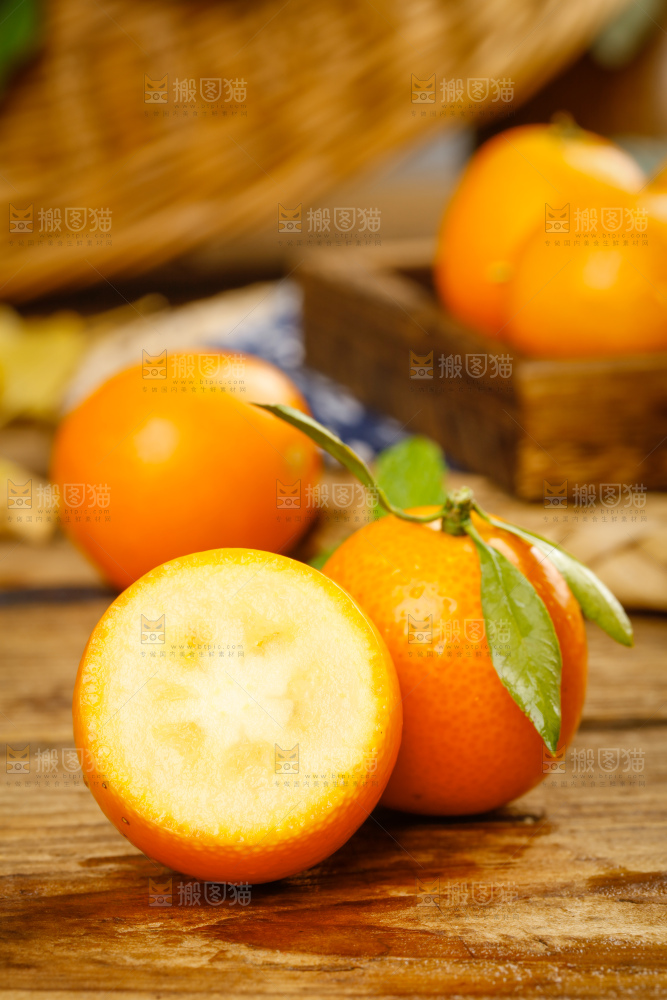 木板上摆放着小金桔