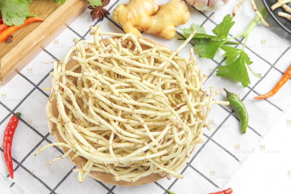 篮子里装着鱼腥草