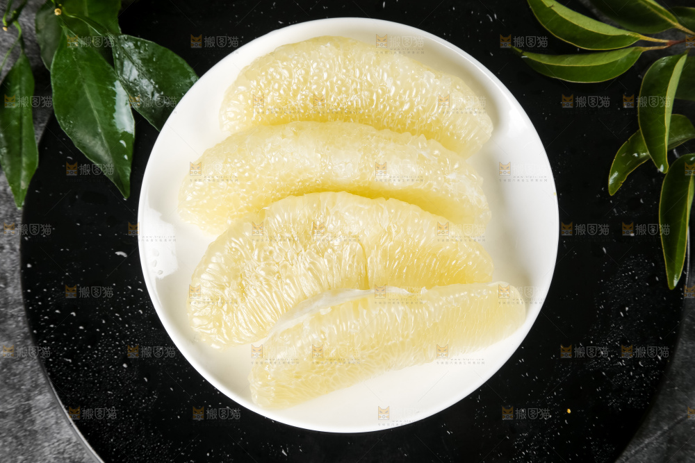 黑石板上放着白肉柚子