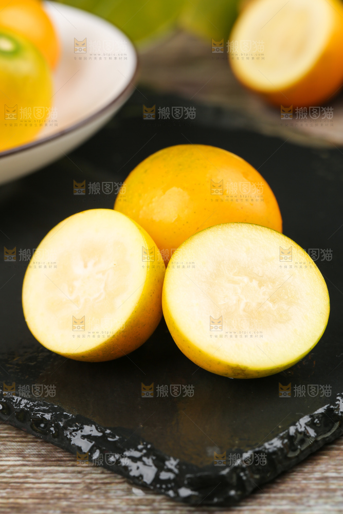 黑石板上放着桂林脆皮金桔