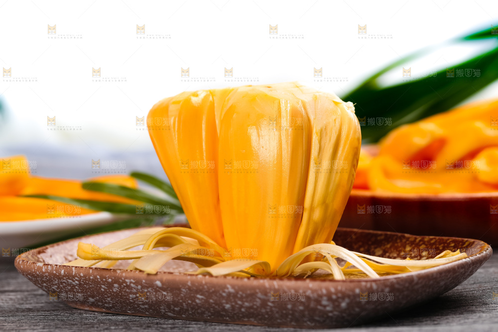木板上放着红肉菠萝蜜