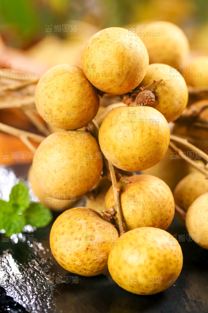 黑石板上摆放着泰国龙眼