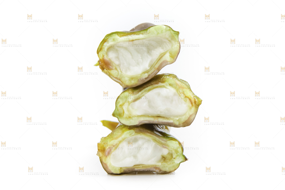 浅底上放着洪湖菱角