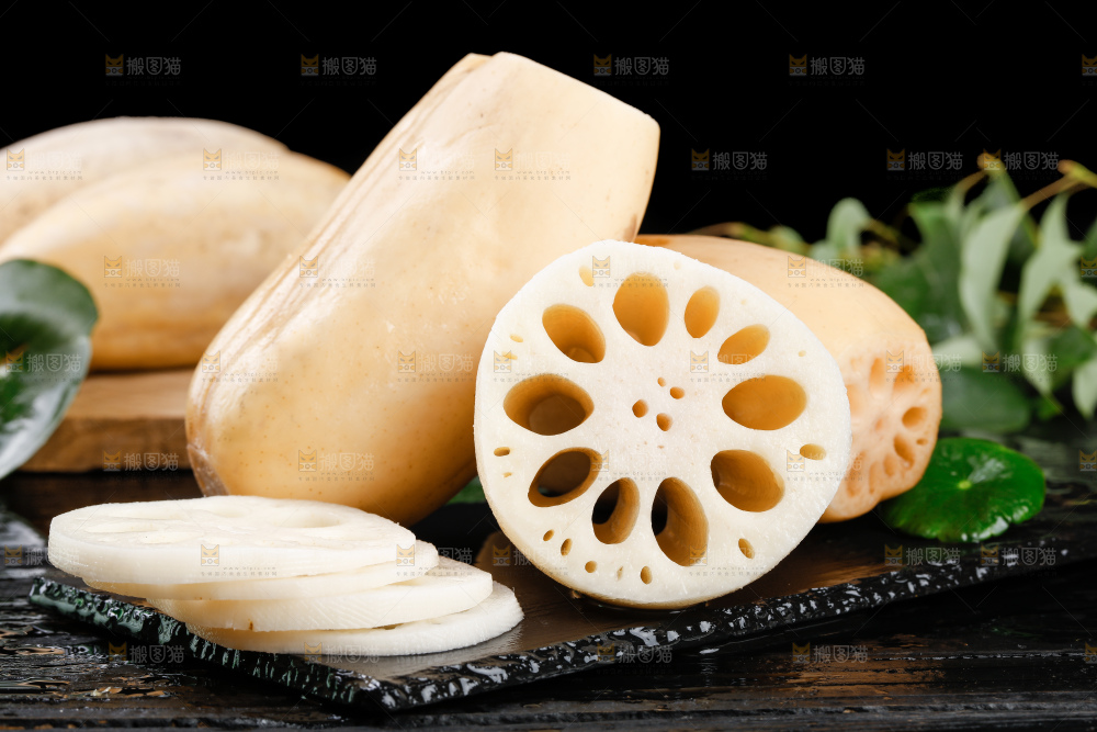 黑底上一堆湖北莲藕和切片的莲藕