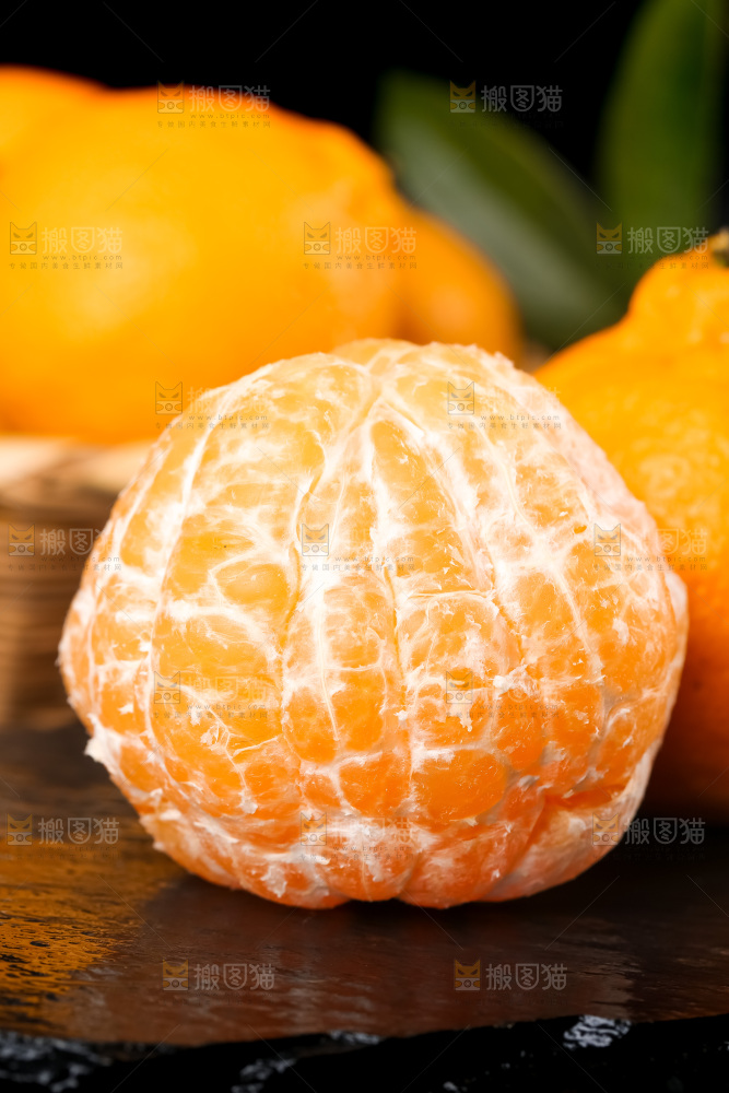 黑底上放着丑橘