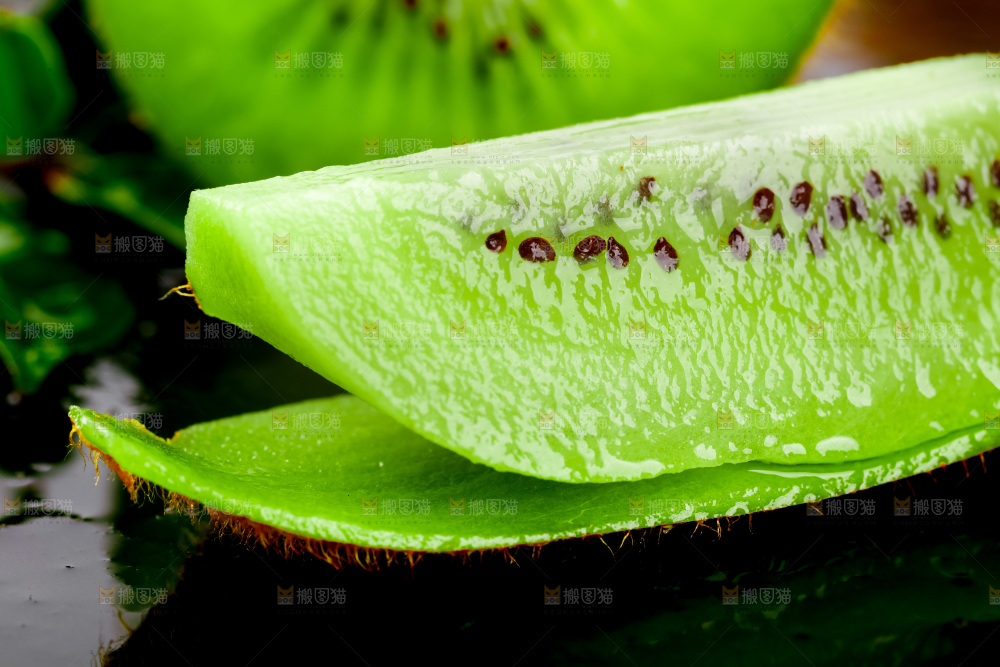 黑石板上放着翠香猕猴桃