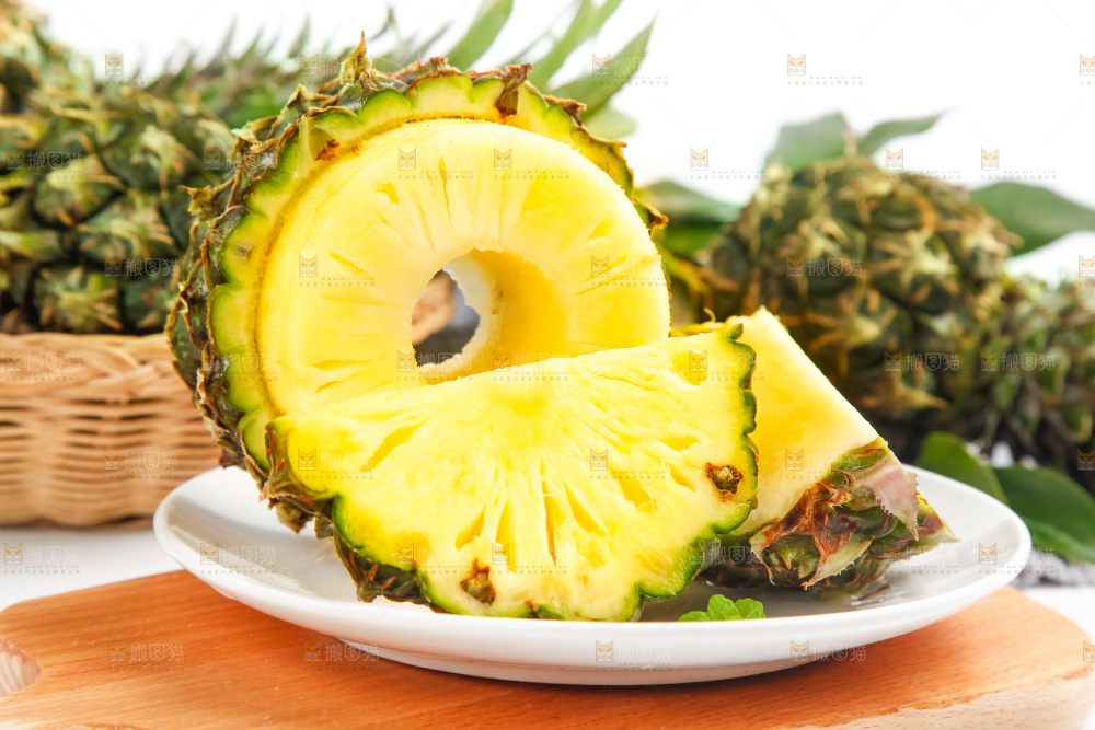 盘子里的泰国香水小菠萝